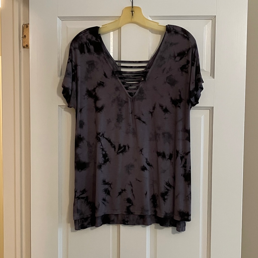 Women’s Olive & Oak Small Black and Gray Tie-Dye V-Neck Short Sleeve Tee